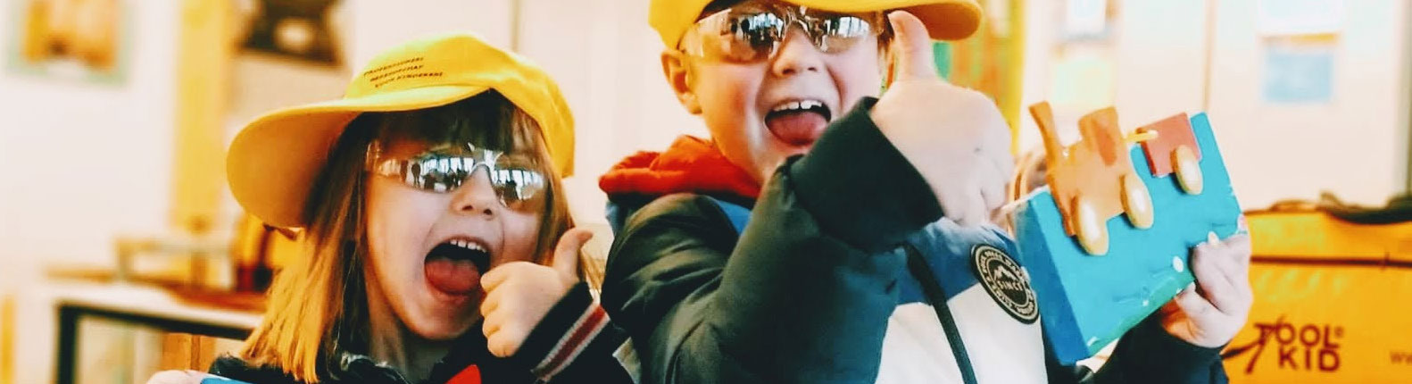 Uitgesneden-foto-ToolKids,-trots-op-hun-zefgemaakte-kapstokje